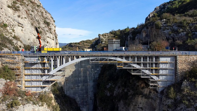 50.000 kg. de andamio BRIO para la reparación del puente sobre el Río Esera