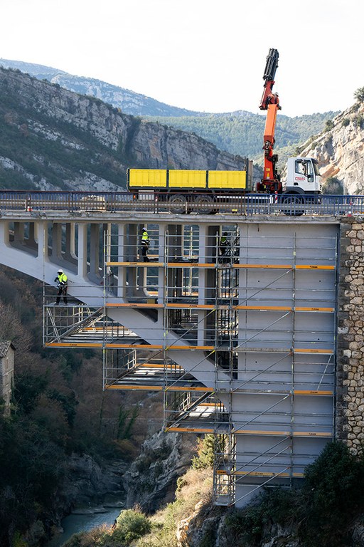 50.000 kg. de andamio BRIO para la reparación del puente sobre el Río Esera