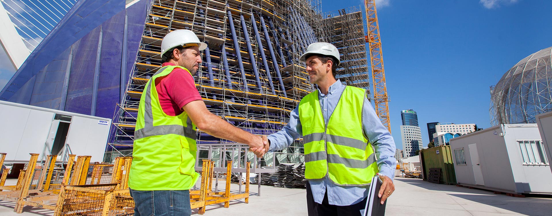 Operamos en la industria del hormigonado in situ, ofreciendo servicios y soluciones integrales de sistemas de encofrado y andamios. Nuestra principal actividad se desarrolla en el alquiler y la venta de productos.